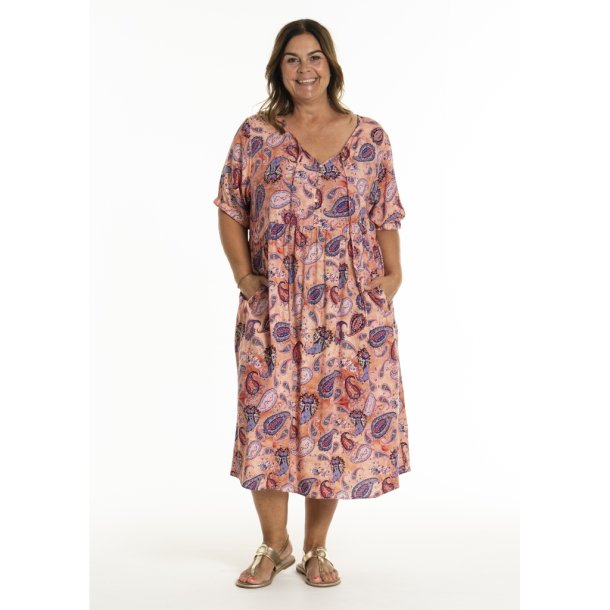 Karnelia Kjole Coral Paisley